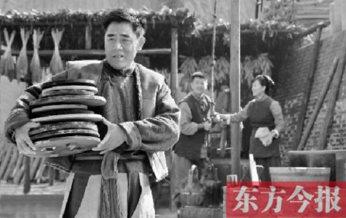 陳寶國(guó)在《大河兒女》中飾演男一號(hào)、燒制鈞瓷的手藝人賀焰生