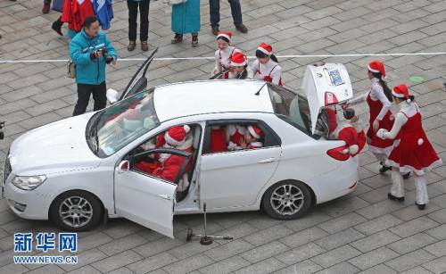 “圣誕老人”參加汽車(chē)裝人挑戰(zhàn)賽