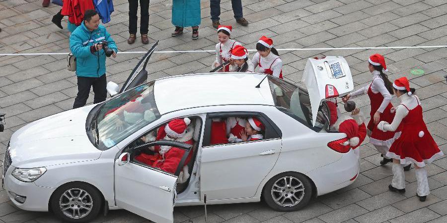 “圣誕老人”參加汽車(chē)裝人挑戰(zhàn)賽