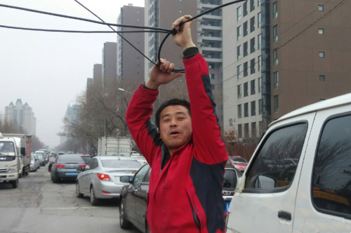 線(xiàn)纜被刮斷影響交通 沈陽(yáng)昨現(xiàn)