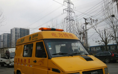 線(xiàn)纜被刮斷影響交通 沈陽(yáng)昨現(xiàn)