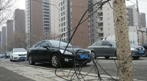 線(xiàn)纜被刮斷影響交通 沈陽(yáng)昨現(xiàn)