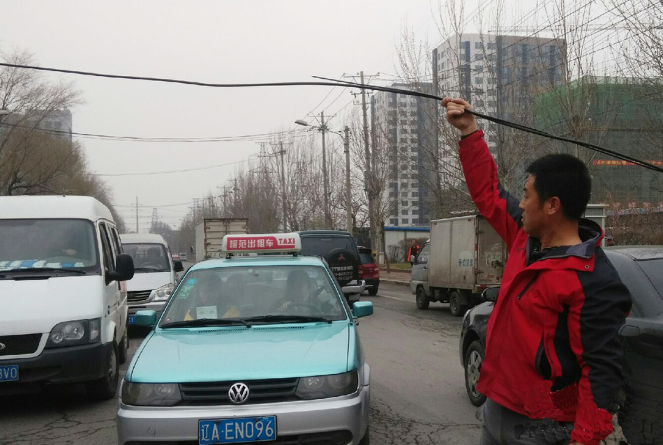 線(xiàn)纜被刮斷影響交通 沈陽(yáng)昨現(xiàn)