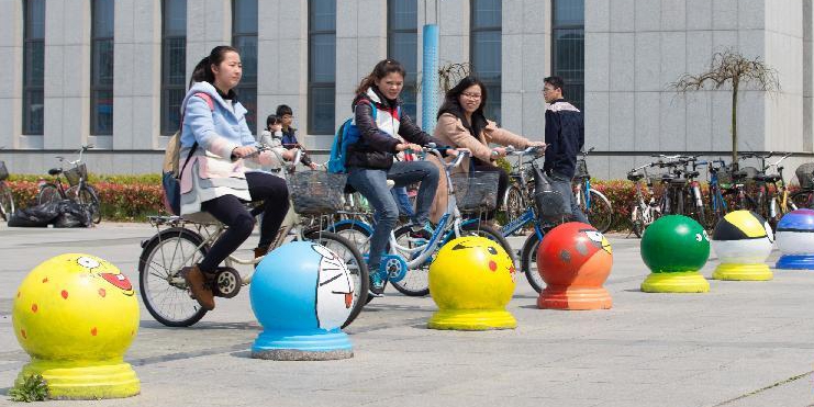 大學校園現(xiàn)卡通路障