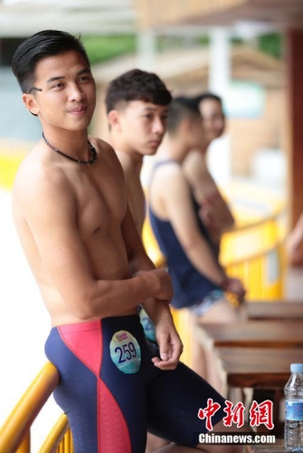 學生參加?；ㄐ２荽筚?穿比基尼秀身材