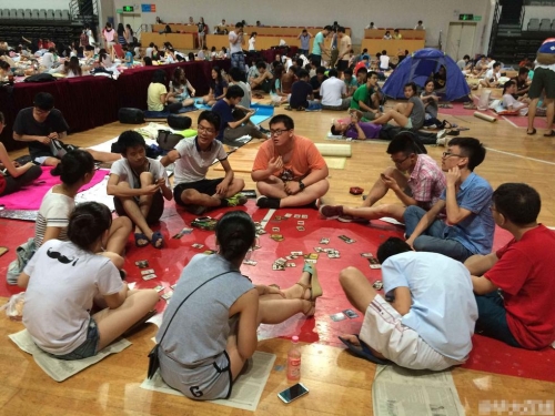 武漢持續(xù)高溫 華中師大學(xué)生體育館過(guò)夜