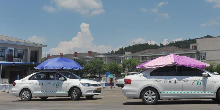 杭州一駕?，F(xiàn)遮陽(yáng)新招 教練車車頂撐傘