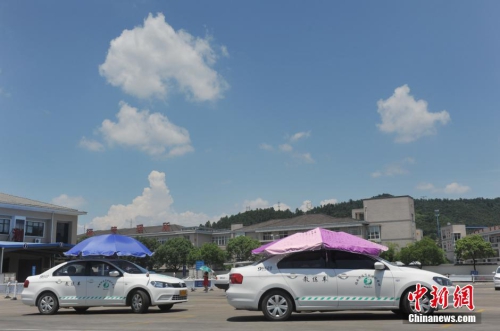 杭州一駕?，F(xiàn)遮陽(yáng)新招 教練車車頂撐傘