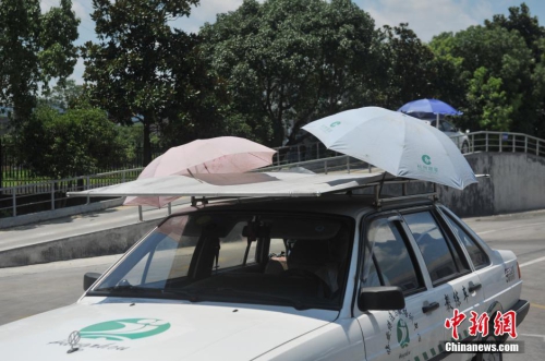 杭州一駕?，F(xiàn)遮陽(yáng)新招 教練車車頂撐傘
