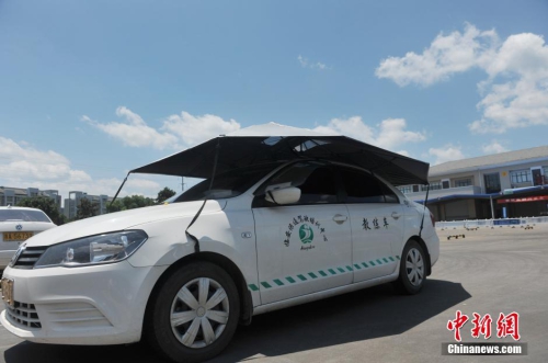 杭州一駕?，F(xiàn)遮陽(yáng)新招 教練車車頂撐傘