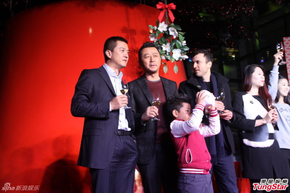 李亞鵬、郭濤父子相活動(dòng)