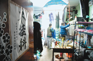 寢室門上的招貼表達了學生們的愿望，其實不逃課、少逃課才是不掛科的保證