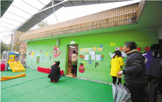 因?yàn)榕卵b修后的氣味影響孩子的健康，包括小葉在內(nèi)，很多家長(zhǎng)找到園方，要求換教室.