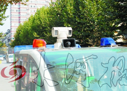 巡查車車頂裝有360度攝像頭,對路面違章停車行為抓拍取證。