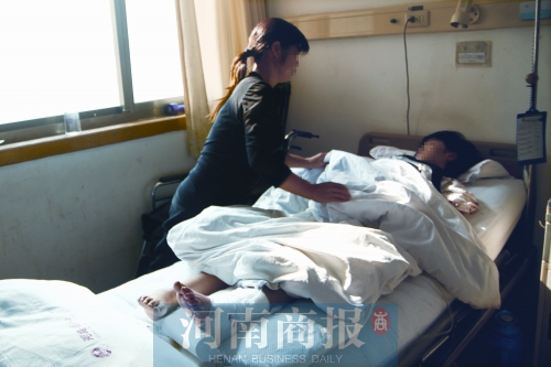 14歲的小美躺在病床上，左腿摔傷的部位還纏著繃帶