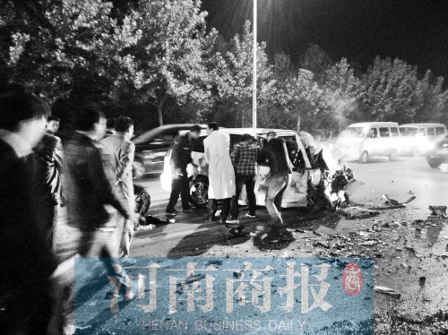 慘劇現(xiàn)場，眾人紛紛上前施救，有人拉住變形的車門，為傷者爭取救援時間