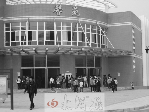 學生們排隊進入食堂就餐，對于統(tǒng)一15元的收費標準，不少學生和家長很不理解。