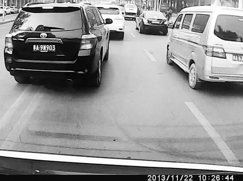 這輛黑色車輛不避讓執(zhí)行緊急任務(wù)的救護(hù)車，并壓著雙黃線變更車道。唐韜/圖