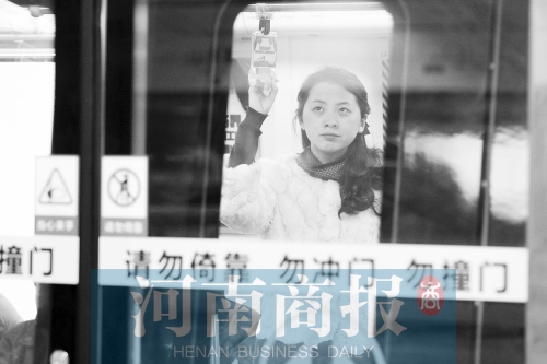 首個(gè)上班高峰，地鐵乘客以年輕的上班族為主