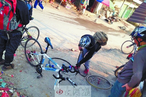 運(yùn)氣不好，十分鐘被扎了兩次胎，只能自己修車。