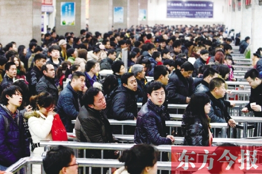 鄭州火車站迎來節(jié)后最后一波客流高峰。昨日，售票廳內(nèi)人頭攢動(dòng)