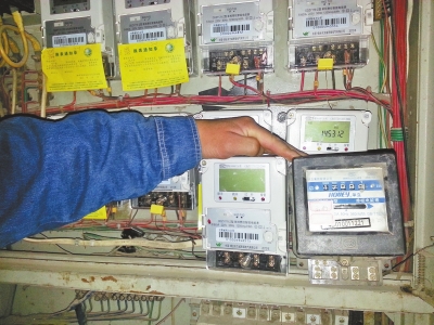　跟智能電表（左）相比，老式機械電表（右）就像個“老古董”。