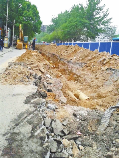 文化路大修改造工程，目前西半幅圍擋已基本鋪設(shè)到位。