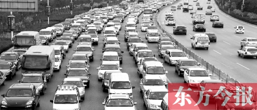21日，鄭州市中州大道，大量擁堵的汽車將寬寬的道路變成“停車場(chǎng)”