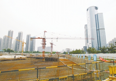 中州大道與金水東路東北角，正在建一座大型停車場(chǎng)。
