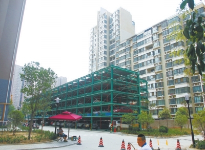 商城路與英協(xié)路交叉口附近的濱河綠苑小區(qū)內(nèi)，剛剛建好一個(gè)立體停車場(chǎng)。