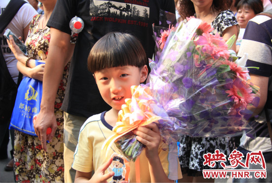 杜澤一直在考點(diǎn)門(mén)口等待表姐走出考場(chǎng)。