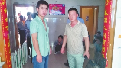 在吳文舉老師的幫助下，王強(qiáng)強(qiáng)（左）從傳銷窩點成功脫險。