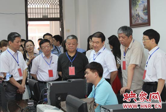 在評卷質(zhì)檢組,工作人員介紹說,今年有四級質(zhì)檢(即小組質(zhì)檢、題組質(zhì)檢、學(xué)科質(zhì)檢、省質(zhì)檢),確保嚴(yán)把質(zhì)量