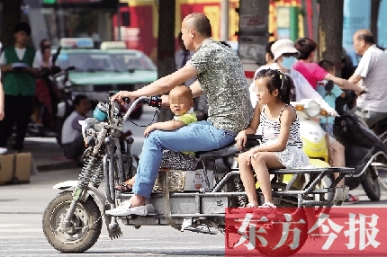 這樣帶著孩子，一個(gè)剎車，孩子就有可能摔下車