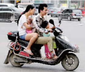 帶著孩子騎電動(dòng)車，安全一定要放在第一位。