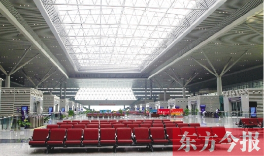 鄭州東站寬敞的候車大廳。未來(lái),鄭州南站建成后,規(guī)模將遠(yuǎn)高于鄭州東站