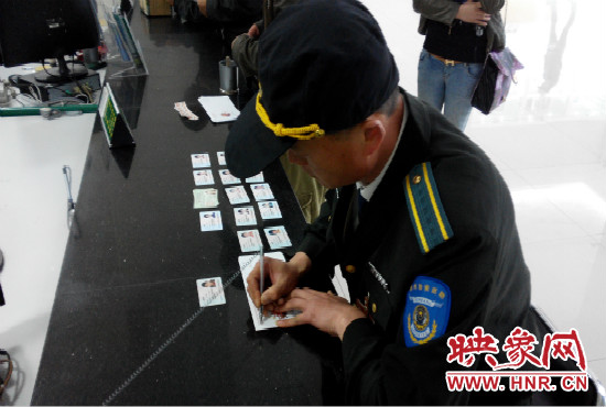 撿到的身份證，巡防隊(duì)員通常是自費(fèi)郵寄給失主。