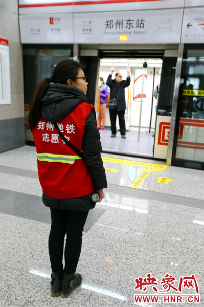 在前期的志愿工作中鄭州地鐵主要與市各大高校合作組建志愿者服務(wù)隊。