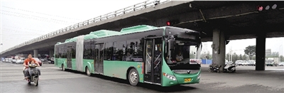昨日上午，一輛B3快速公交測試車行駛在西三環(huán)的線路上。