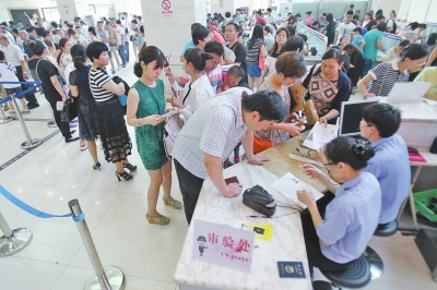6月30日上午9時20分，鄭州市公安局出入境管理處辦事大廳內(nèi)擠滿前來辦理護照、簽證的群眾。