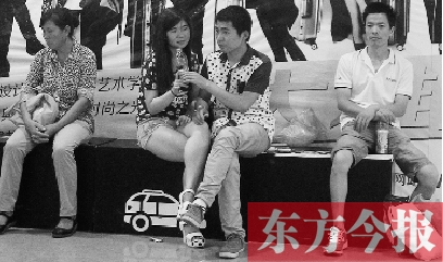 昨天，火車站地一大道納涼點(diǎn)已有許多市民坐在商場的椅子上乘涼
