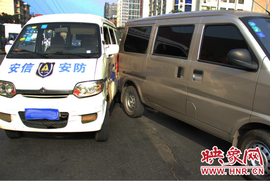 兩輛面包車也被牽連。