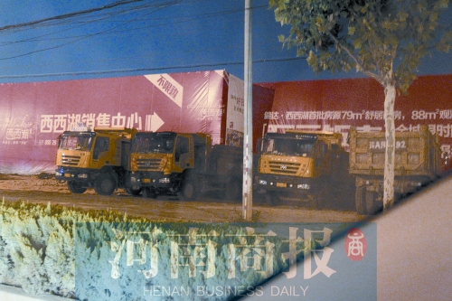 昨夜，記者發(fā)現(xiàn)一些工地外，渣土車(chē)們正在“休息”記者 鄧萬(wàn)里/攝