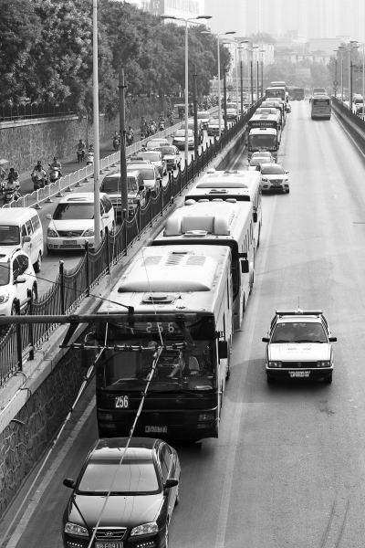 大量的機(jī)動(dòng)車由京廣路向北前行，右拐后涌上中原路地下道。