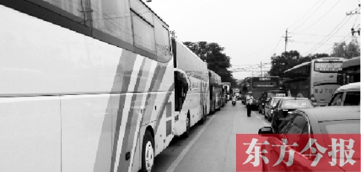昨日，只能由東向西單行的鄭州市城南路上，闖進(jìn)了由西向東行駛的大巴車，造成嚴(yán)重交通擁堵