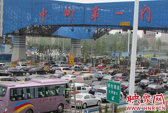 鄭州機(jī)場(chǎng)收費(fèi)站口（中州第一門(mén)）車(chē)輛排隊(duì)擁堵情況嚴(yán)重。