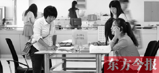 行政審批“瘦身”，不僅提高了行政效率，節(jié)約了行政資源，而且最大限度地方便了群眾