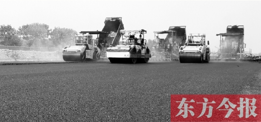 鄭州通航試驗區(qū)上街機場的改擴建工程正在緊張施工，寬闊的跑道已經基本竣工