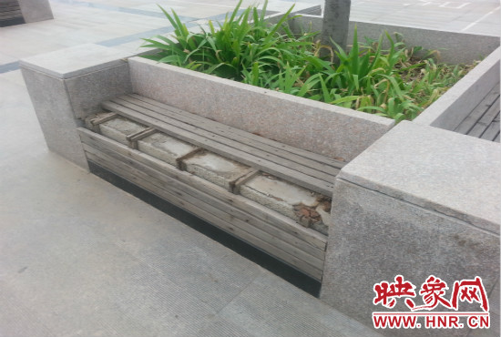 基礎(chǔ)設(shè)施破壞嚴(yán)重，一直無(wú)人修理。
