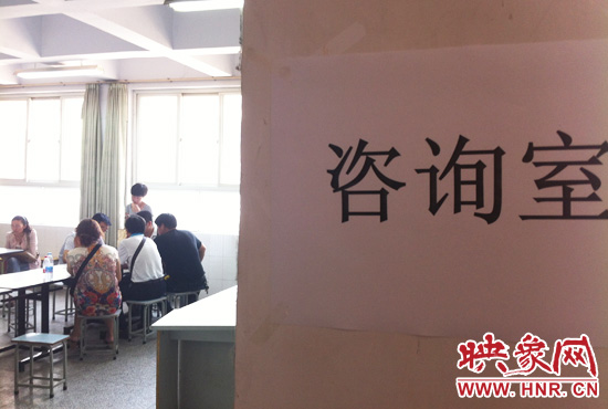 在金水區(qū)教體局設(shè)立的“復(fù)議”現(xiàn)場，家長們提出了各式各樣的問題。
